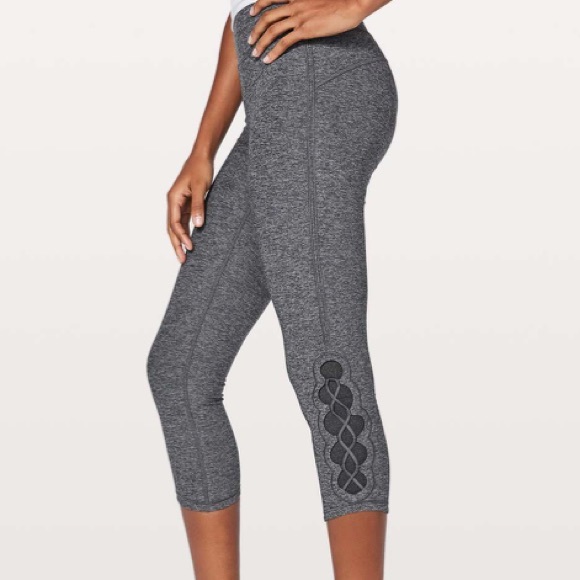 lululemon athletica Pants - Lululemon Tied To It Crop 21"
Heathered Black / Dark Carbon sz 6 EUC